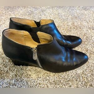 Adrienne Vittadini Midge wedge heeled black booties - Size 8.5